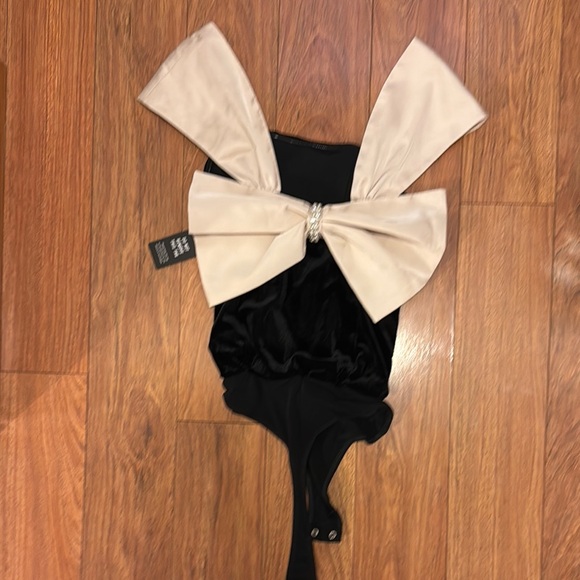 EXPRESS Velvet Bow Bodysuit - Picture 2 of 8